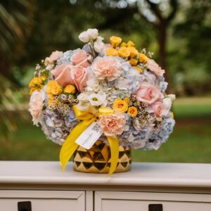 Hydrangeas, Spray Roses, Roses and Wax in a Luxury Gold Vase Hortensias, rosas en spray, rosas y cera en un jarrón dorado de lujo