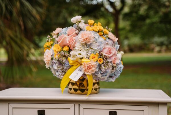 Hydrangeas, Spray Roses, Roses and Wax in a Luxury Gold Vase Hortensias, rosas en spray, rosas y cera en un jarrón dorado de lujo