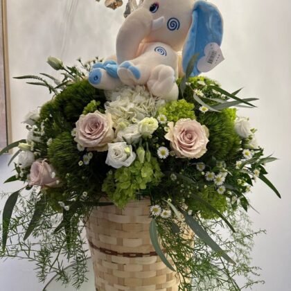 Arreglo de rosas y peluche en forma de elefante bebé