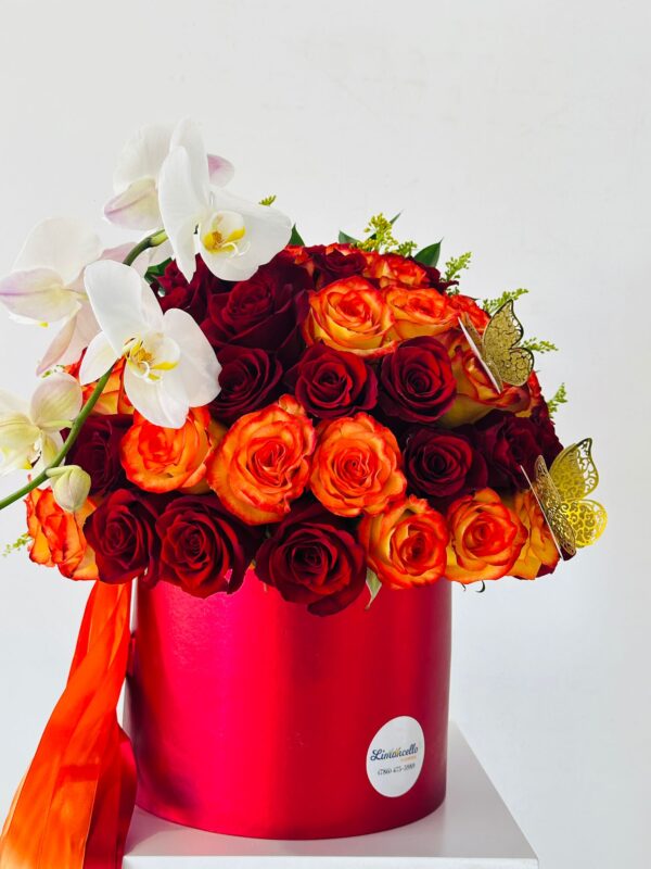 Arreglo exclusivo de 4 docenas de rosas rojas y naranjas, combinadas con una hermosa orquídea Phalaenopsis. Un regalo perfecto para expresar amor y pasión. Las rosas rojas simbolizan el amor apasionado, mientras que las rosas naranjas representan la pasión y el deseo. La orquídea Phalaenopsis agrega un toque de elegancia y sofisticación. Ideal para ocasiones especiales como aniversarios, cumpleaños o simplemente para mostrar tu amor